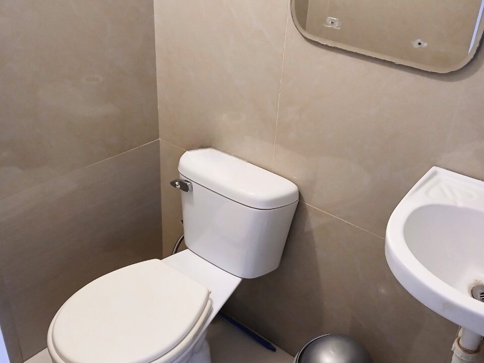 33. CUARTO PISO - BAÑO SERVICIO