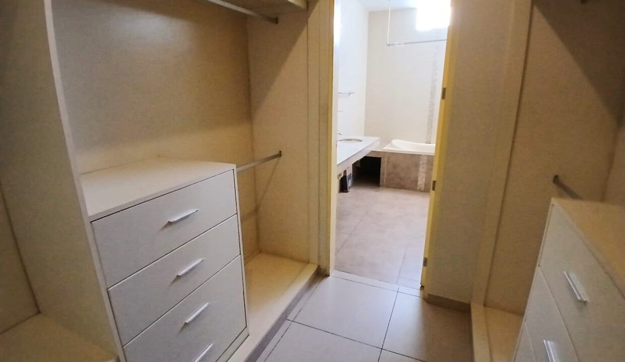 10. WALKING CLOSET