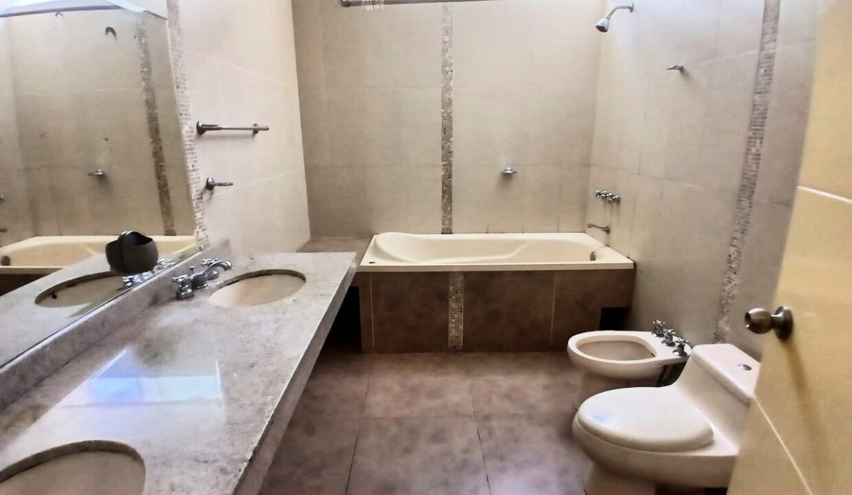 11. BAÑO PRINCIPAL