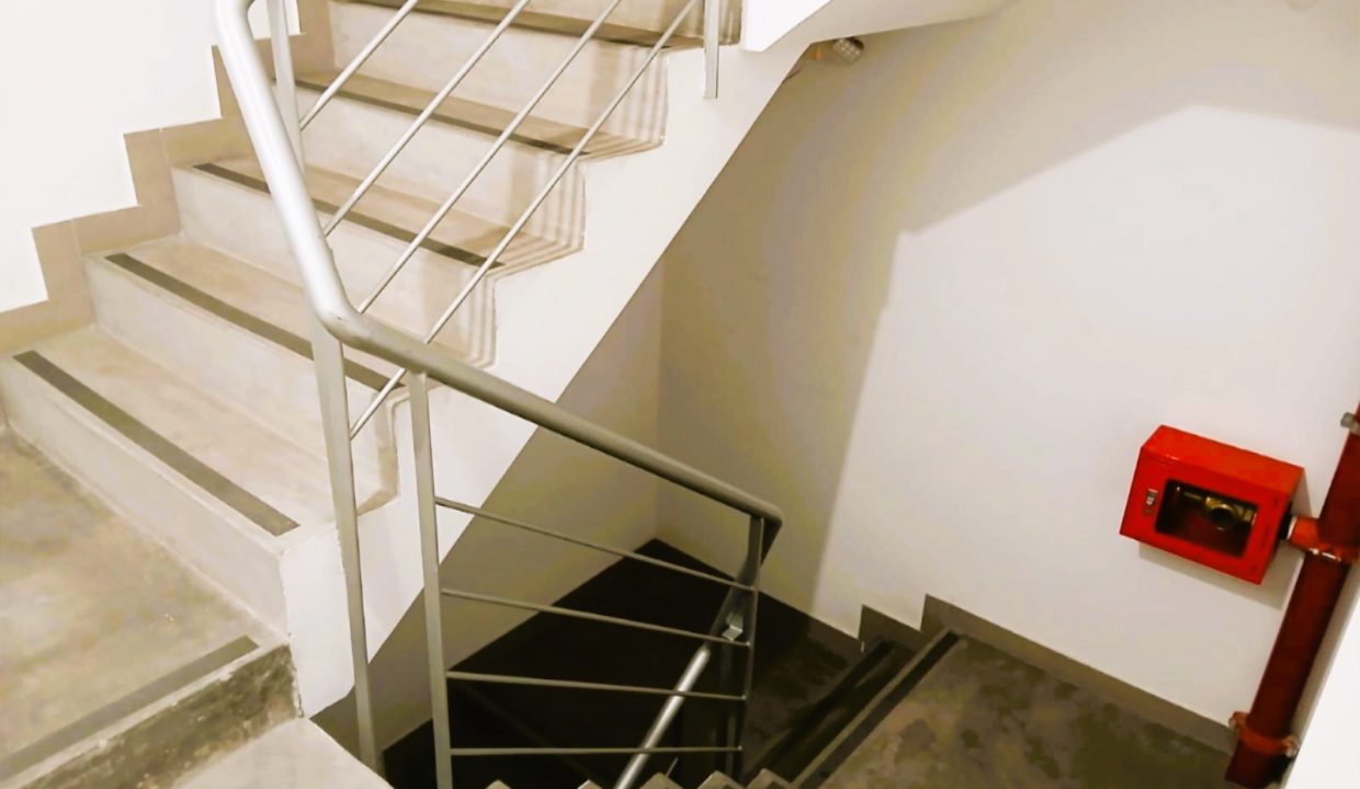 11. ESCALERA SERVICIO