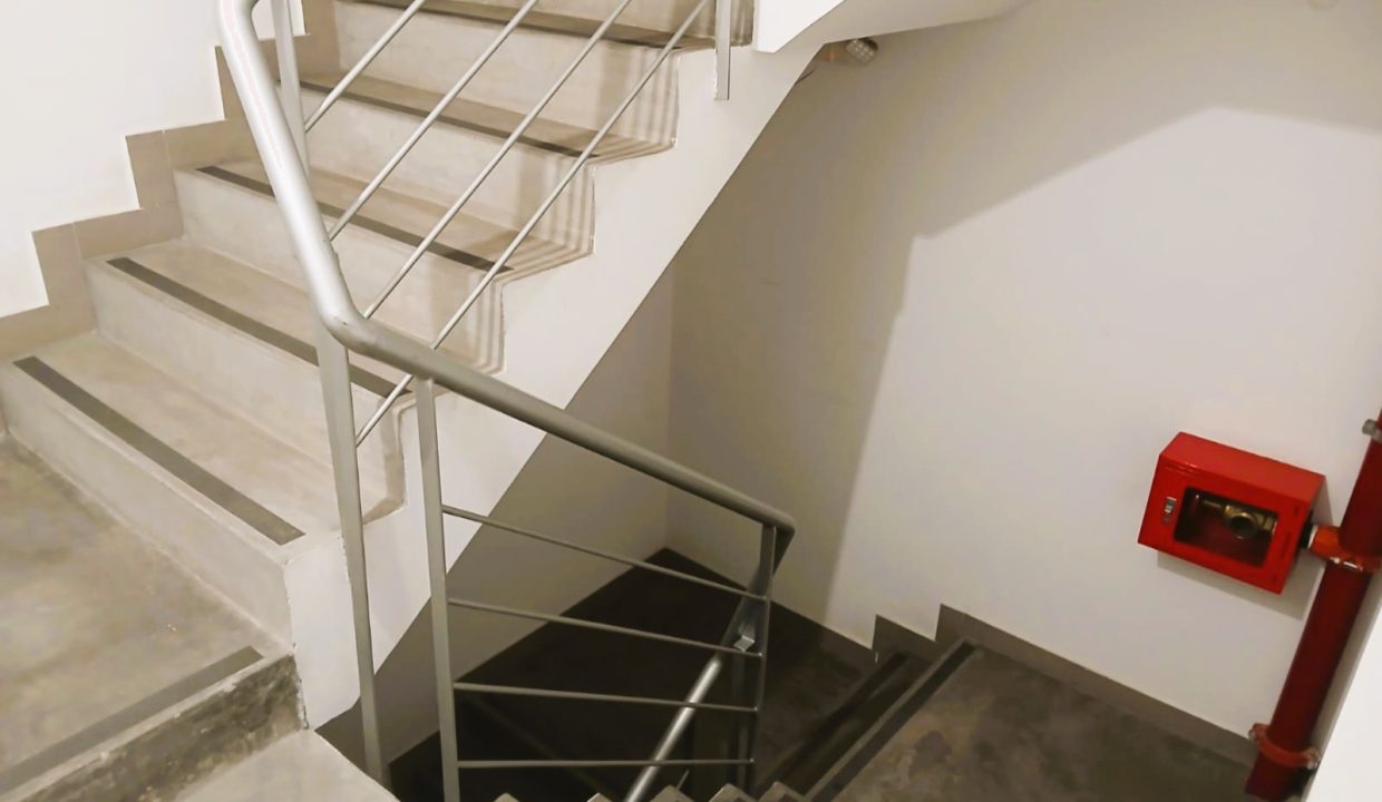 11. ESCALERA SERVICIO