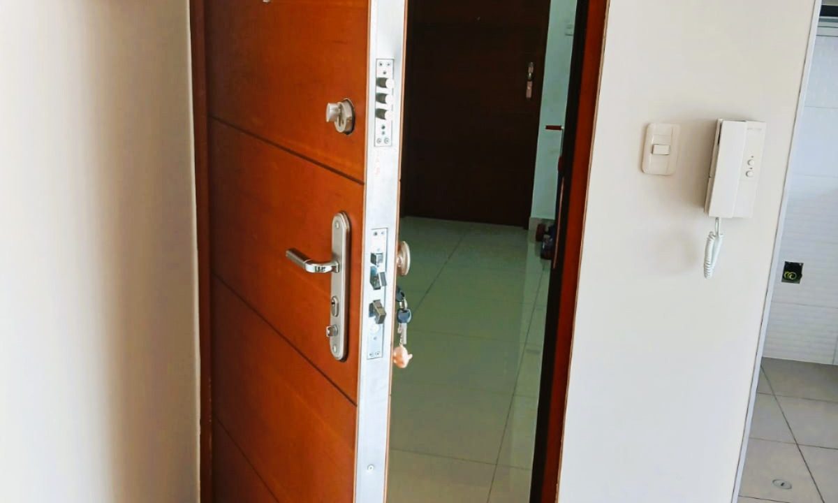 8. PUERTA